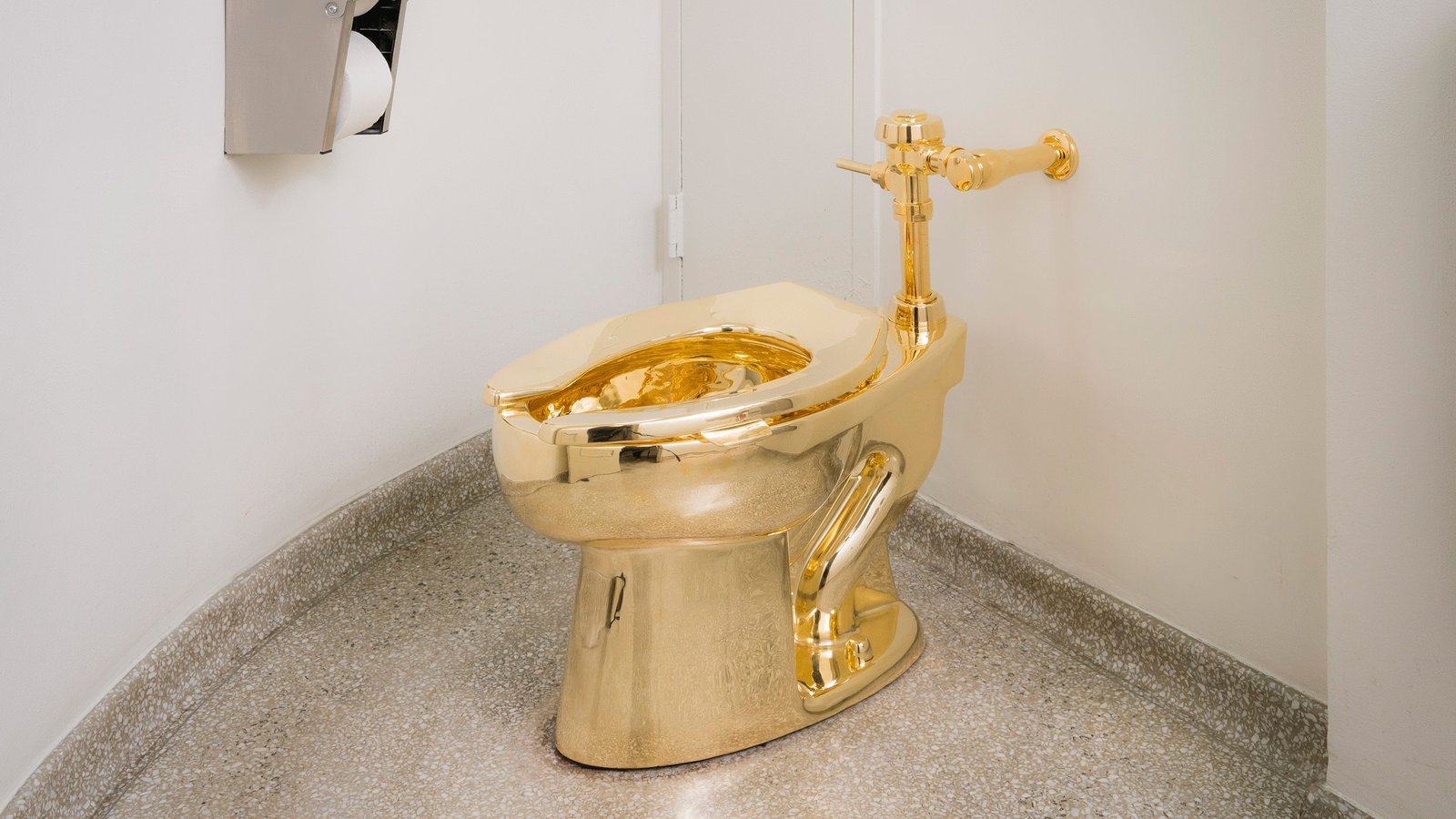 Toilet emas karya Maurizio Cattelan, berjudul “America”, siap dilelang di Sotheby's New York—ikon seni satir yang menantang persepsi masyarakat tentang kekayaan, fungsi, dan nilai sebuah karya seni.